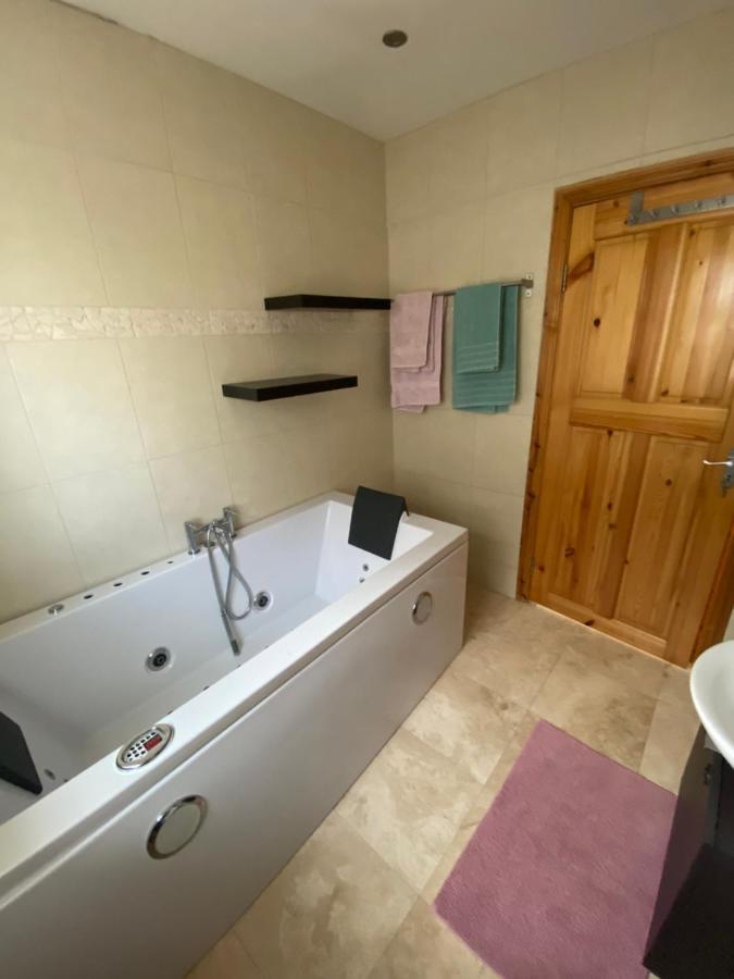 Town Villa With Charming Garden, Bbq Area & Sleeps 6 Cashel  Luaran gambar