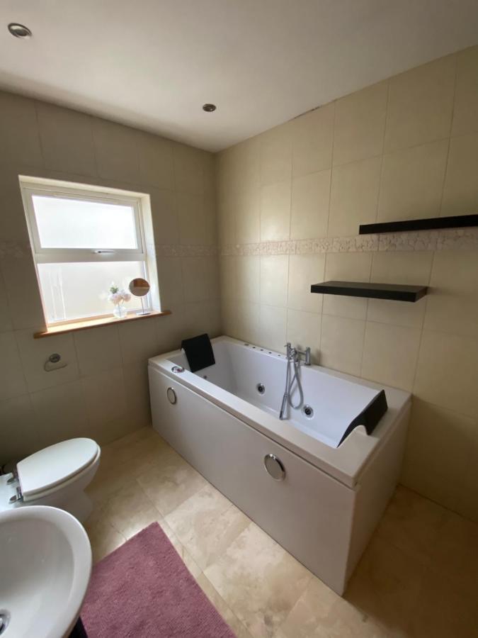 Town Villa With Charming Garden, Bbq Area & Sleeps 6 Cashel  Luaran gambar